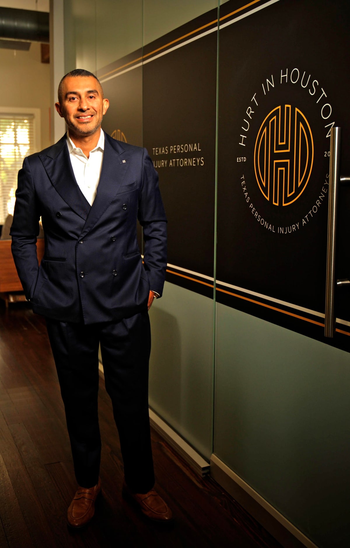 David Salazar, de traje azul, en la oficina de Hurt in Houston